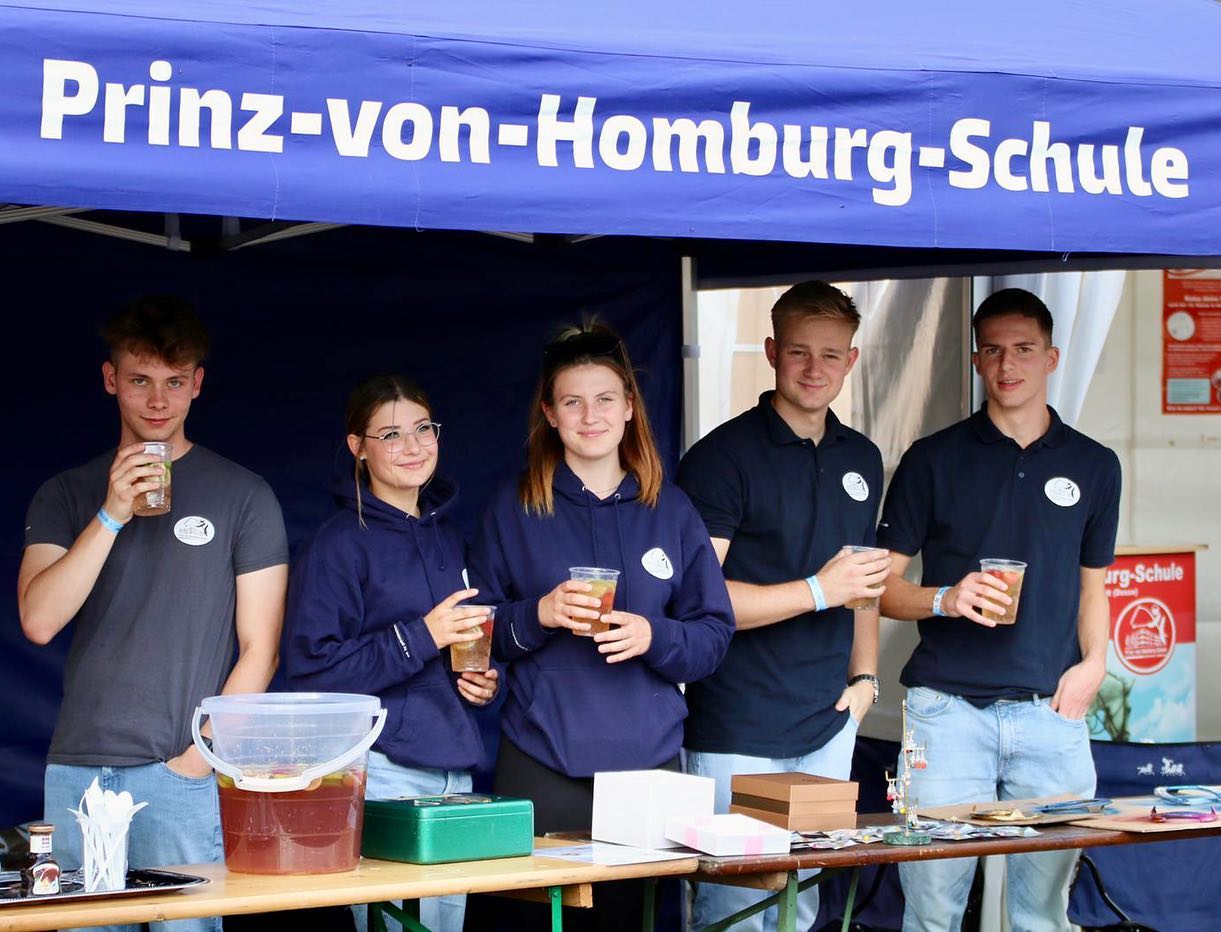 Die Jahrgänge 12 & 13 verkaufen auf den Hengstparaden leckere Bowle und viele weitere tolle Sachen. Kommt nächsten Samst