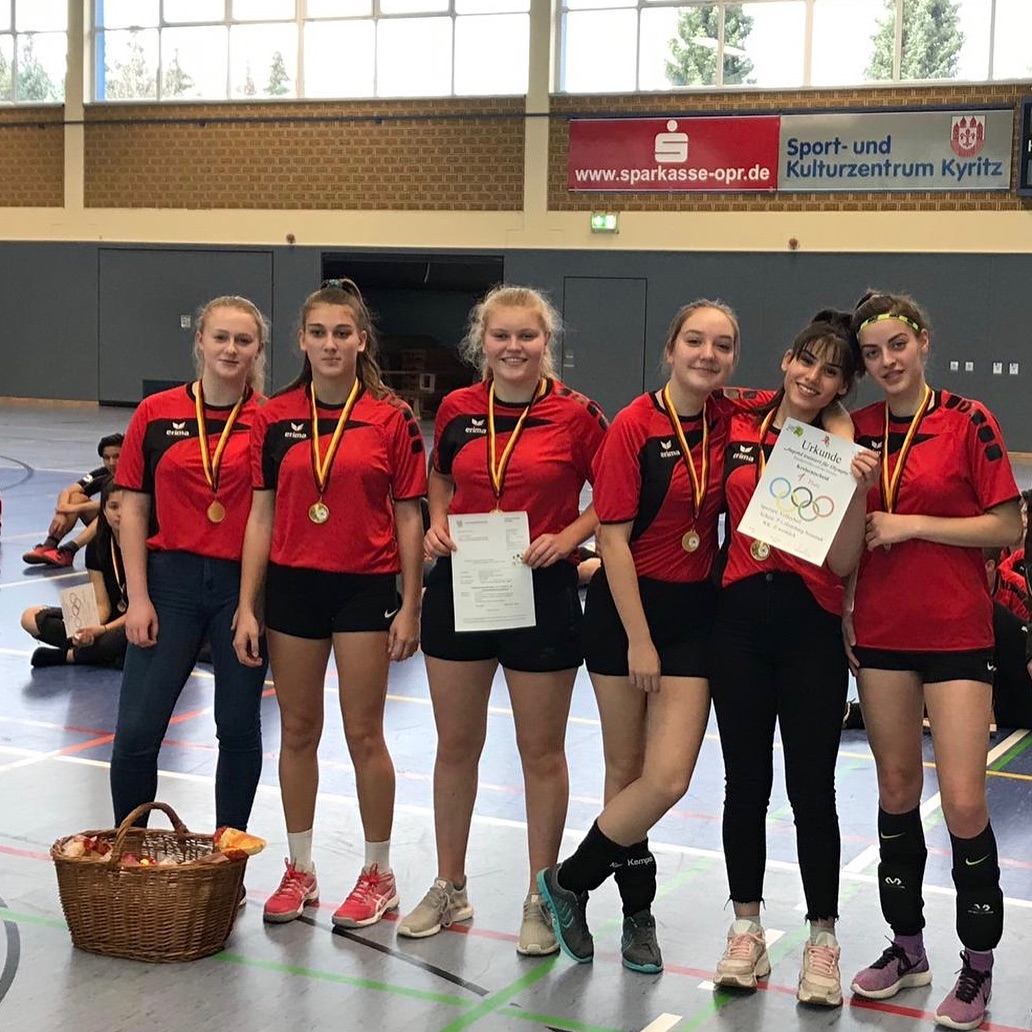 Letztes Volleyballturnier 2018: Unsere Mädels haben den ersten Platz in der Wettkampfklasse 2 geholt! Die Jungs waren Zw