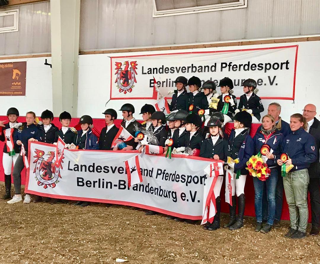 Vizemeister im Bundesvierkampf!!! Ein fantastisches Ergebnis für unsere Reiterinnen und Reiter! Nachdem die Mannschaft u