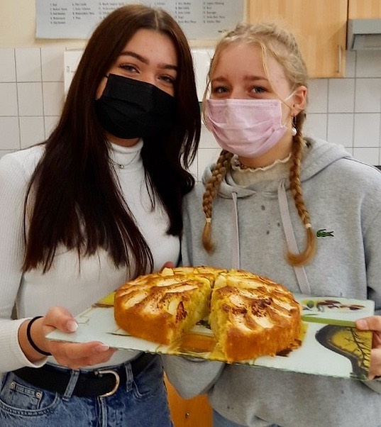 Reiche Apfelernte im Schulgarten! Unsere Schülerinnen und Schüler haben die frischen Äpfel im Fach Hauswirtschaft zu lec