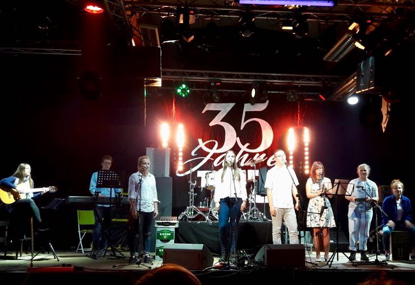 Fontane rockt! in Neuruppin. Mathilda und Musikkurs mit dem Song „Erinnerungsduft“. #siegerderherzen #fontane #fontanero