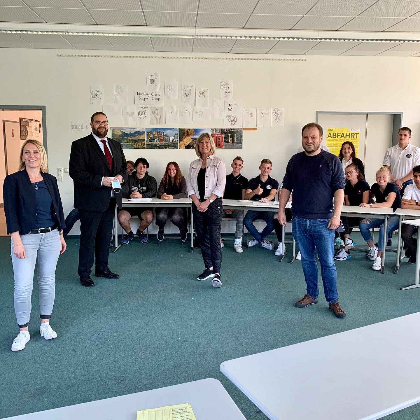 Super vorbereitet sind die Schülerinnen und Schüler des Leistungskurses Politik heute mit Landtagsabgeordneten ins Ges