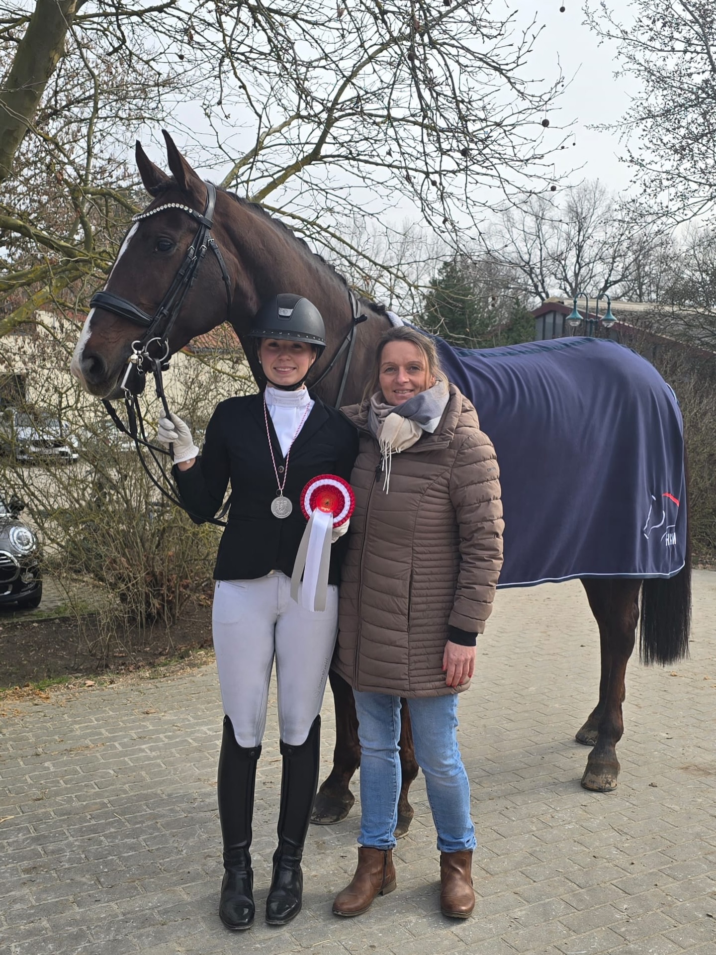 🏆 Starker Erfolg beim Hallenchampionat in Tremsdorf! 🐎

Am vergangenen Wochenende war unsere Trainerin Nicole Zahlten ge