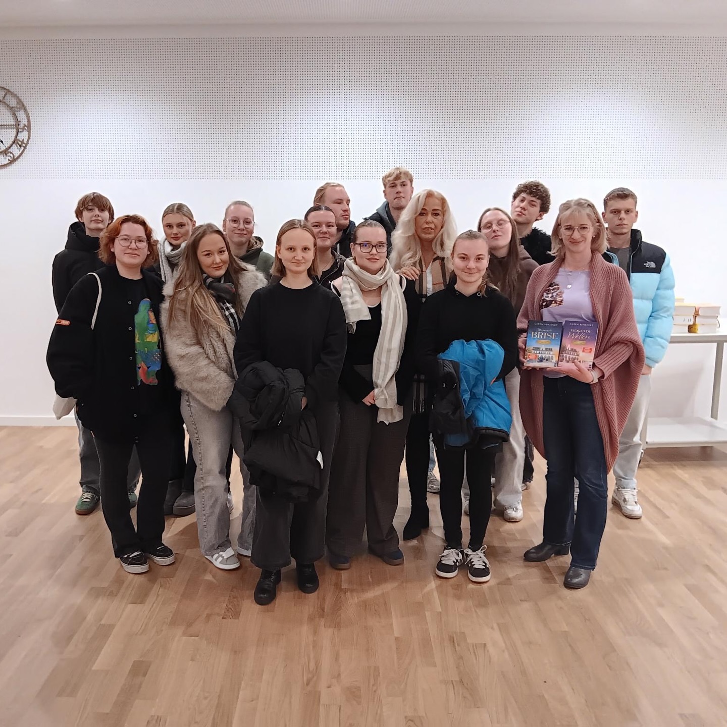 📚 Leistungskurs Deutsch – Lesung am 19. November ✨
Im Rahmen des Literarischen Bilderbogens durften wir Frau Caren Bened