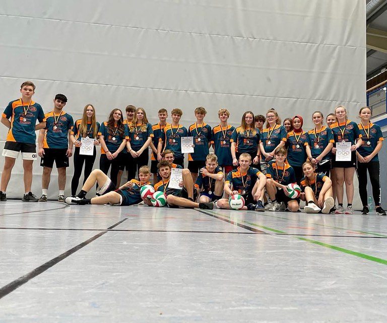 Super stolz dürfen heute nicht nur unsere Schülerinnen und Schüler der Kl. 7-10 sein, die mit ihren 4 Mannschaften beim 