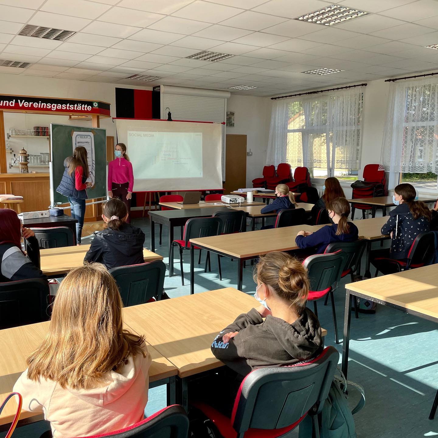 Den sicheren Umgang mit Social Media konnten unsere 7. Klassen in einem Workshop des Büro Blau erlernen. Themen wie Date