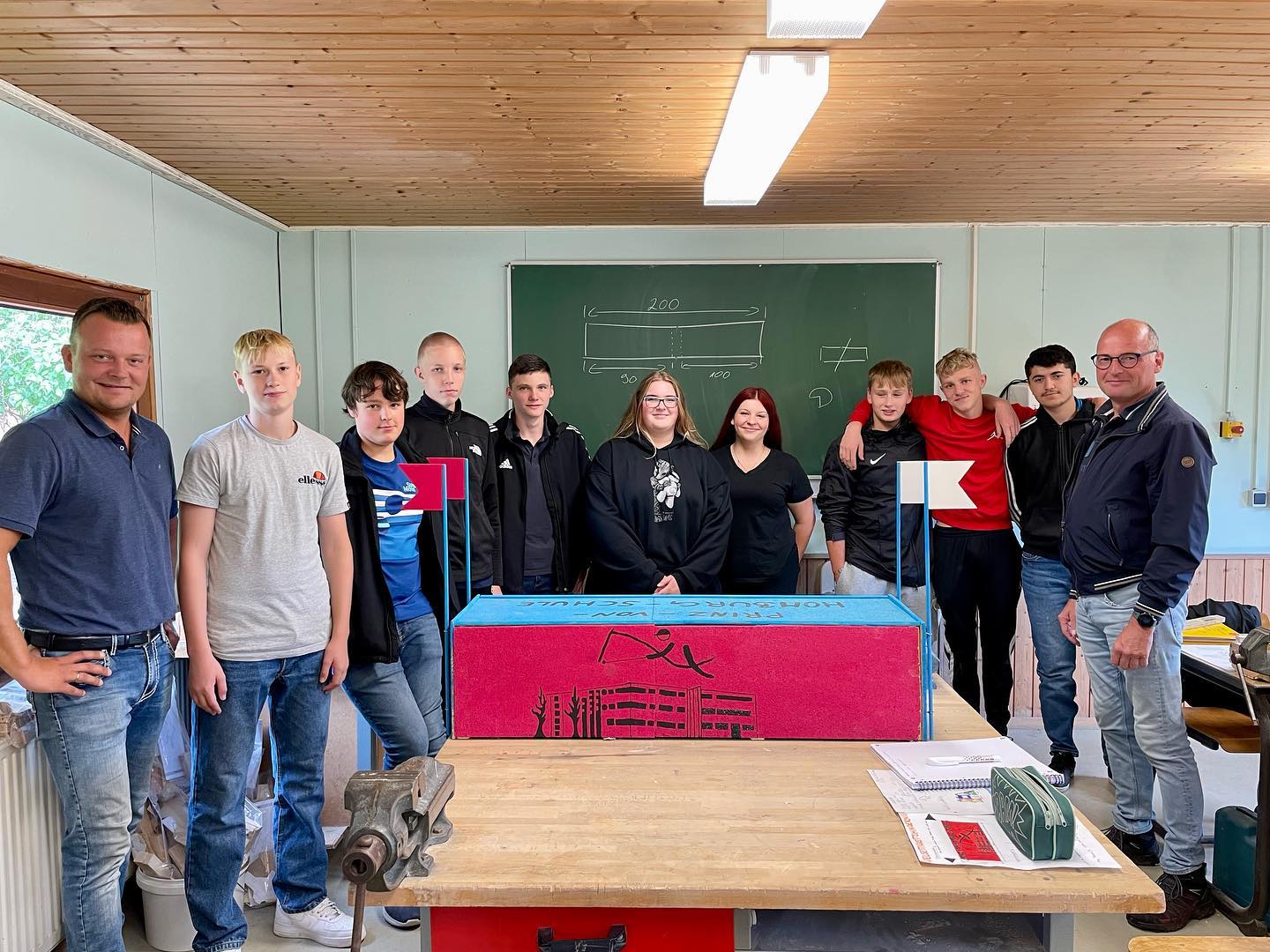 In der schulischen Holzwerkstatt wird der WAT-Kurs ein Hindernis für den Reitsport bauen. Das Modell wurde von Lehrertra