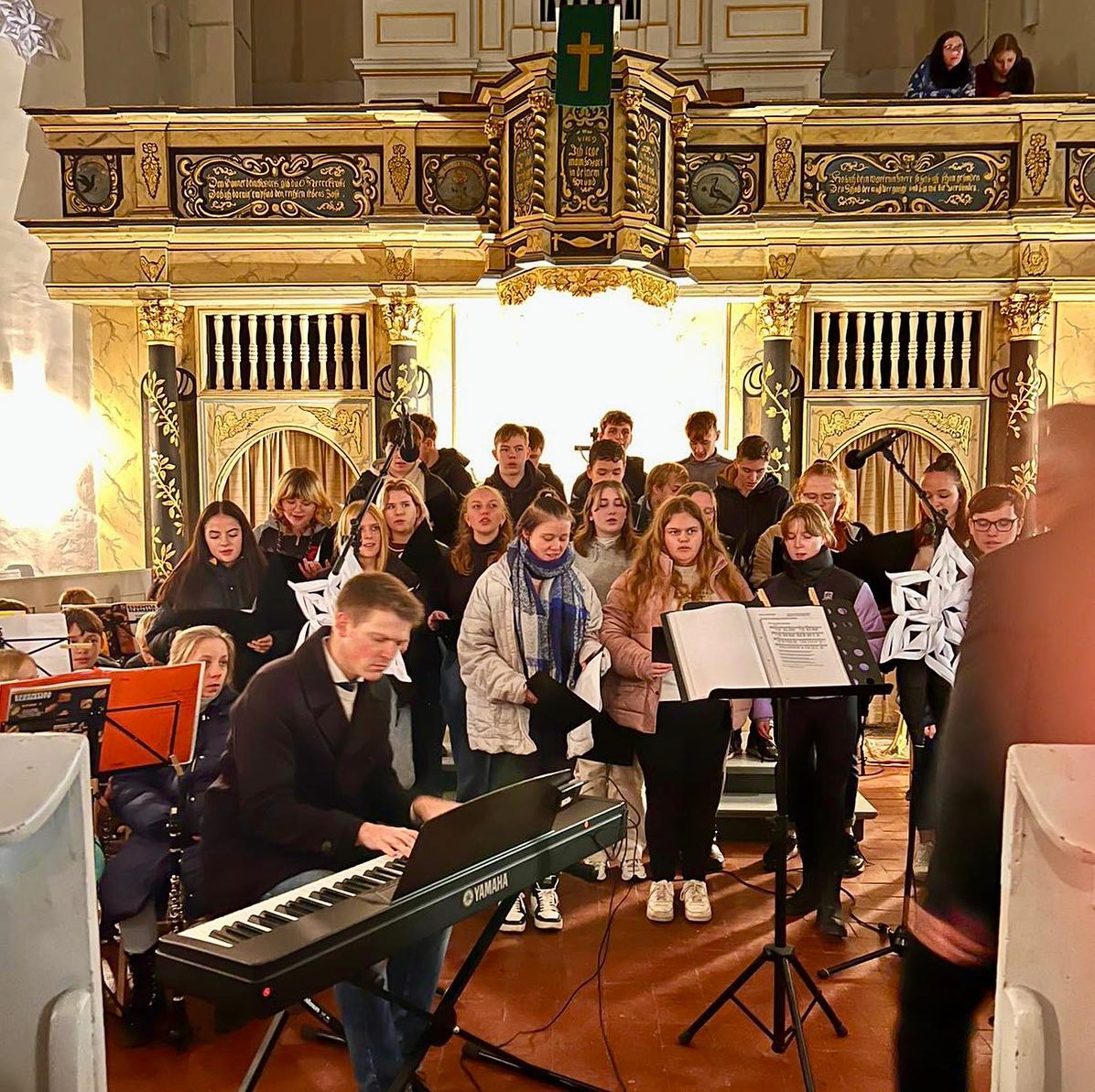 Bis auf den letzten Platz besetzt war die Neustädter Kreuzkirche zu unserem Weihnachtskonzert 2022. Wir danken den viele