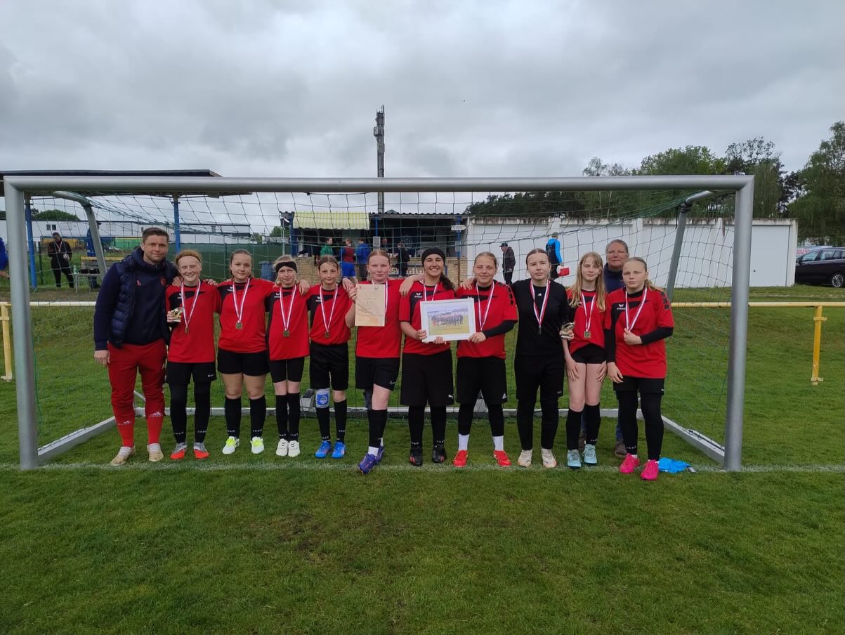 ⚽️🥉 Bronze beim Landesfinale Brandenburg!

Unsere U15-Mädchenmannschaft hat das Landesfinale Brandenburg mit einem stark