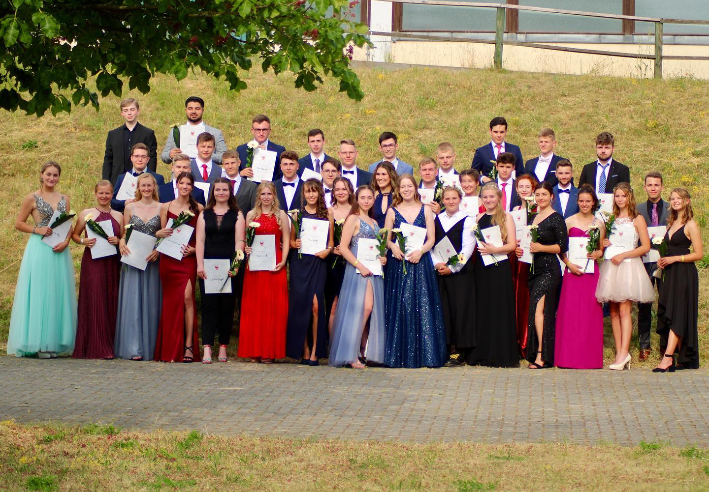 Ihr habt es geschafft! Am Wochenende fand die festliche Zeugnisübergabe und der Abiball unserer Schülerinnen und Schüler