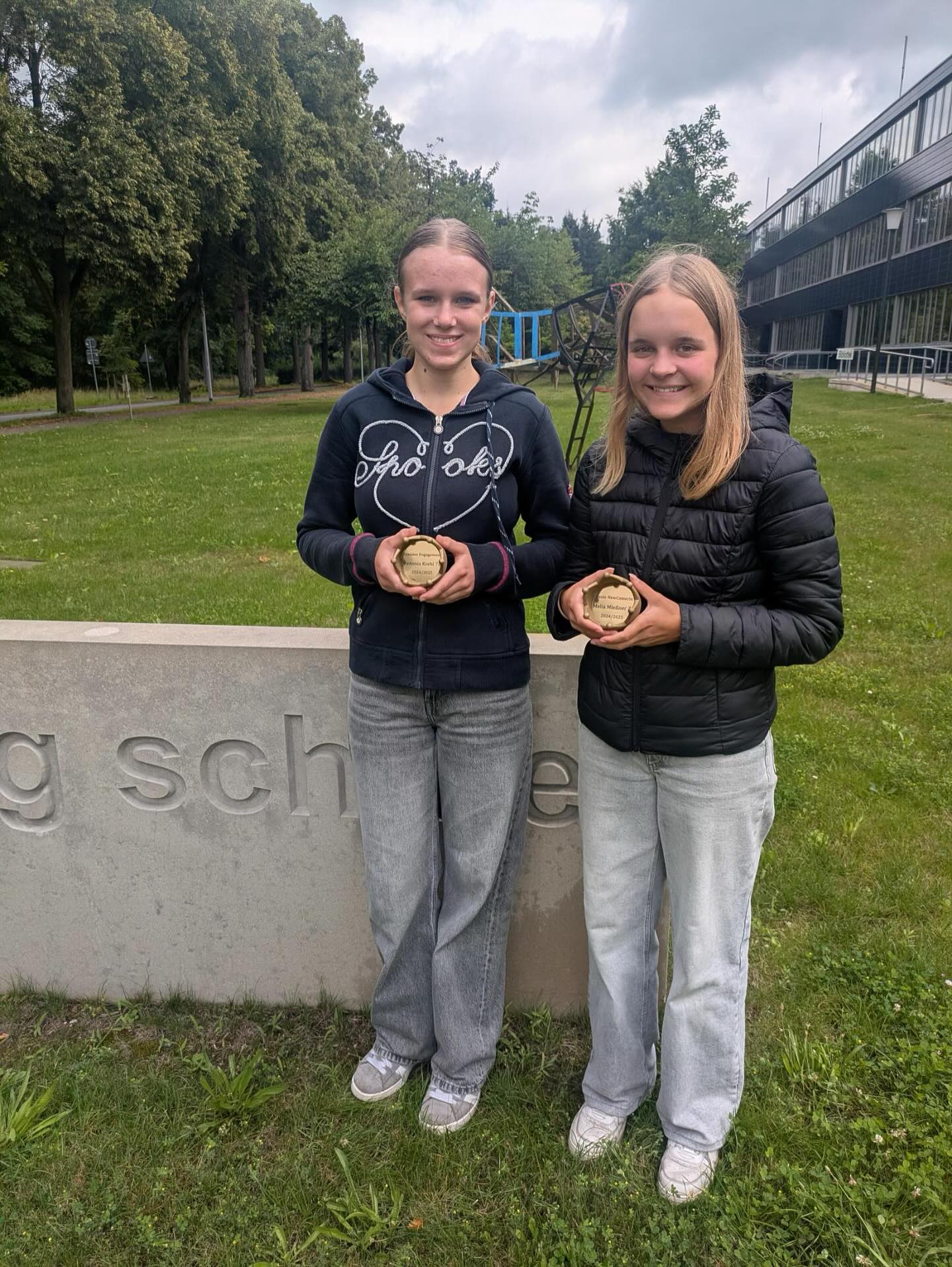 🎉 Ausgezeichnet!
Wir gratulieren Melia Mießner (Klasse 7a) zur Ehrung als Beste Newcomerin und Antonia Krehl (ebenfalls 