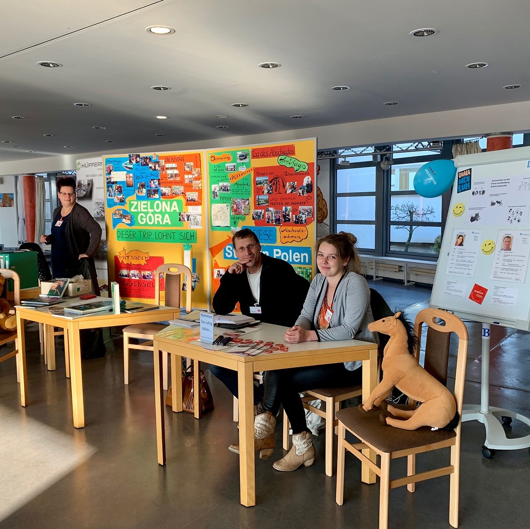 Zweimal im Jahr stellt sich unsere Schule interessierten Schülern und ihren Familien vor. Jeder Fachbereich präsentiert 