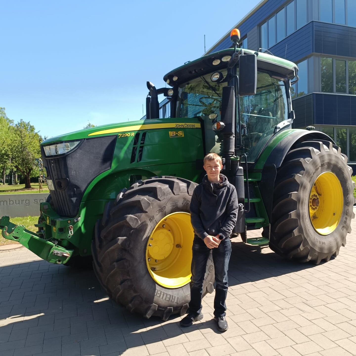 🚜 Oscar bringt seinen Traktor mit und überzeugt mit einem starken Vortrag! 👏🌾 Bei den Präsentationen der Facharbeiten de