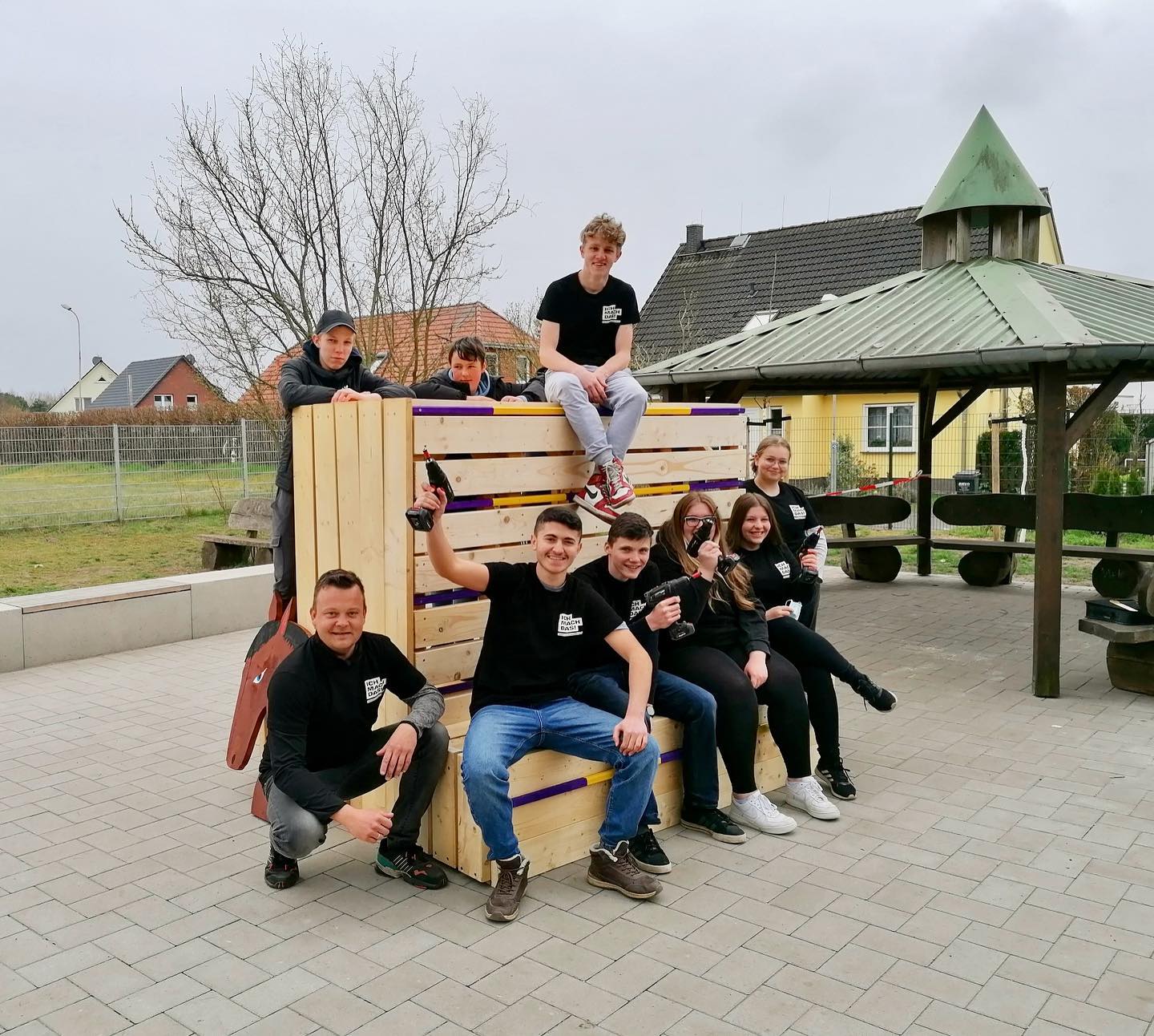 Ab heute könnt Ihr für unser WAT-Projekt abstimmen. Die Sitzbank in Form eines Hindernisses vom Springreiten wird den ne