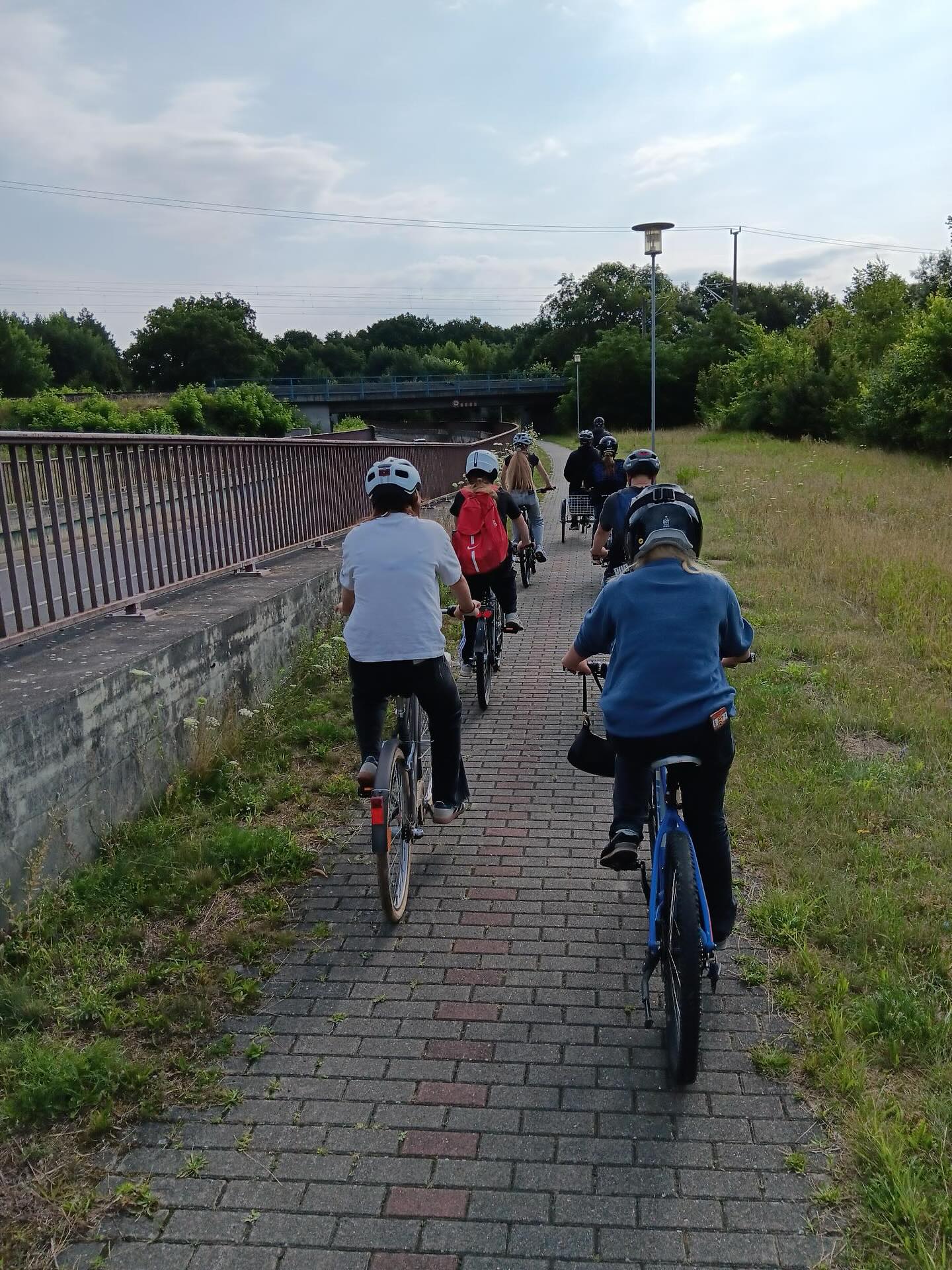 🚴‍♀️🔬 Industriebesuch mit der 8a, 8b und 8d – Lernen mit allen Sinnen 🌱🔧

Heute ging’s mit dem Rad 🚲 nach Kampehl – auf 