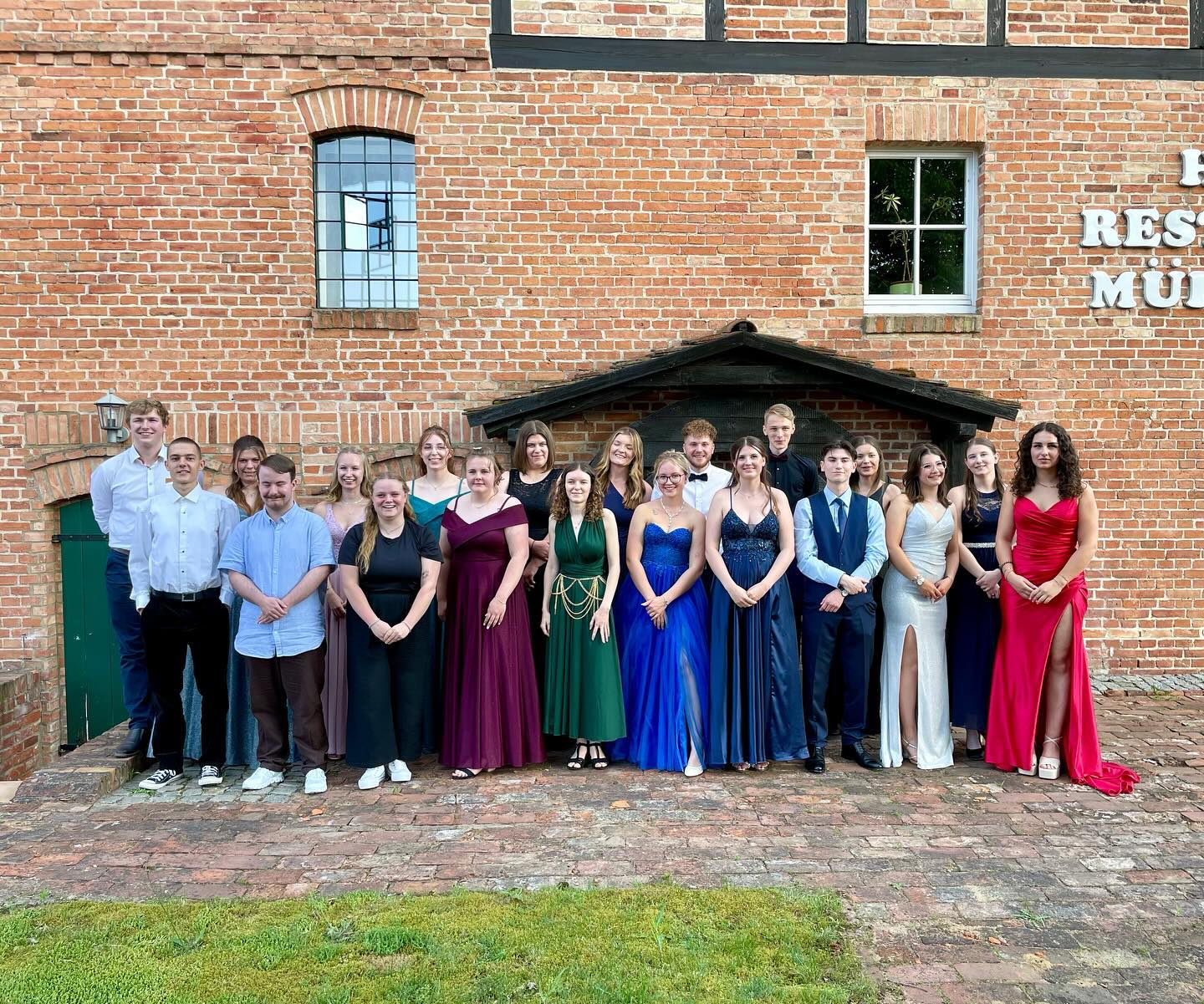 ++ Abitur 2024 ++
Nach der festliche Zeugnisübergabe am Freitag fand gestern der Ball unserer Abiturientinnen & Abiturie
