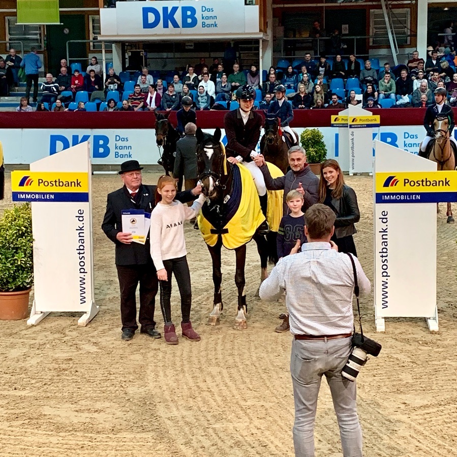 Julien Golle aus unserer Spezialklasse 8c gewinnt die Stilspringprüfung Kl. L (Finale Children-Cup) beim CSI 2019! Herzl
