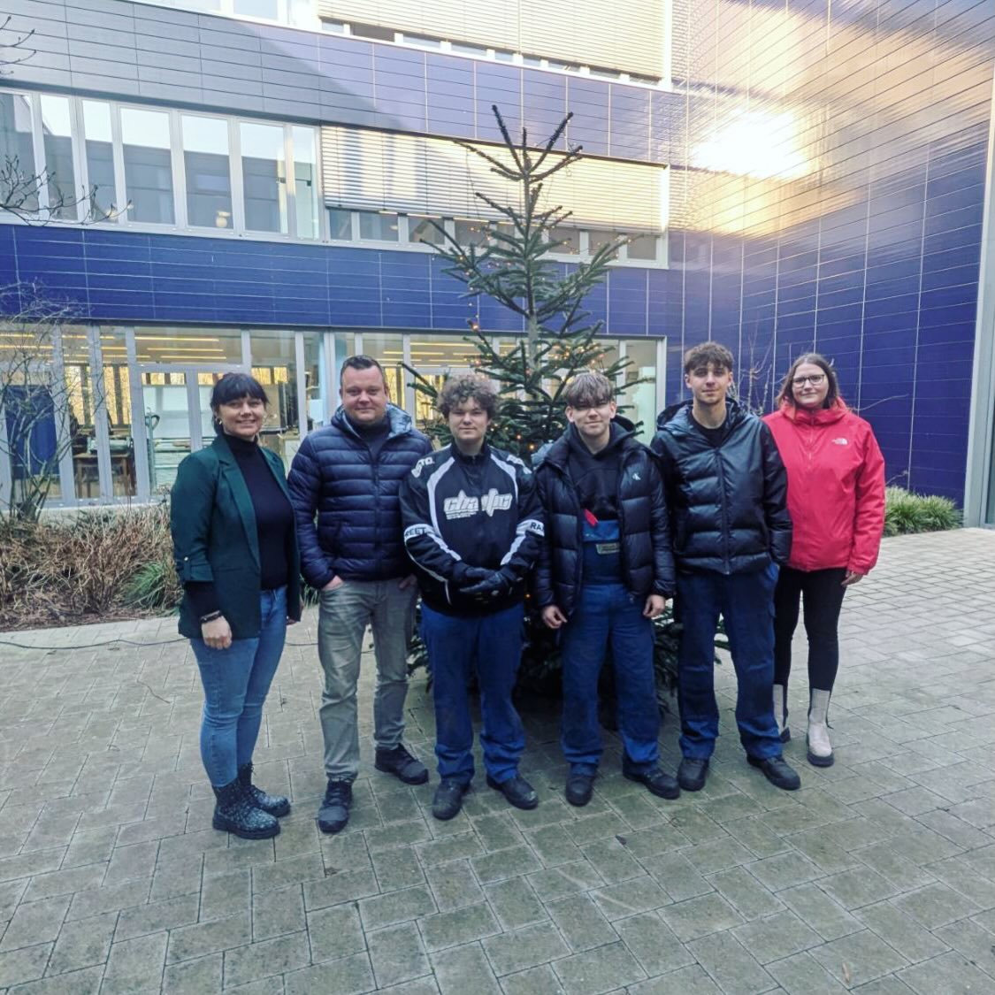 ✨ Ein Wiedersehen mit Perspektive ✨

Ein echtes Highlight an der Prinz-von-Homburg-Gesamtschule:
Drei ehemalige Zehntklä