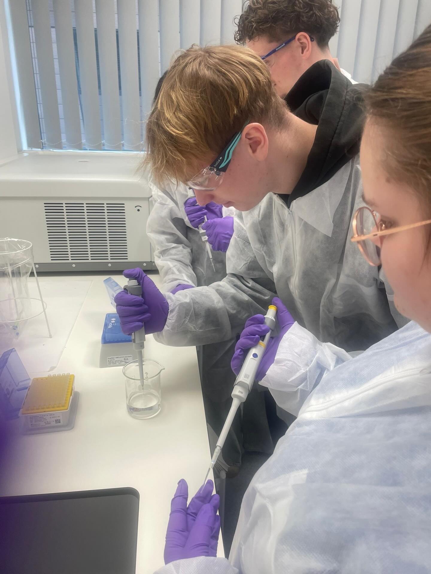 🧬 Exkursion des Leistungskurses Biologie (Kl. 13) nach Berlin 🧬

Heute durften wir mit unserem Leistungskurs Biologie ei