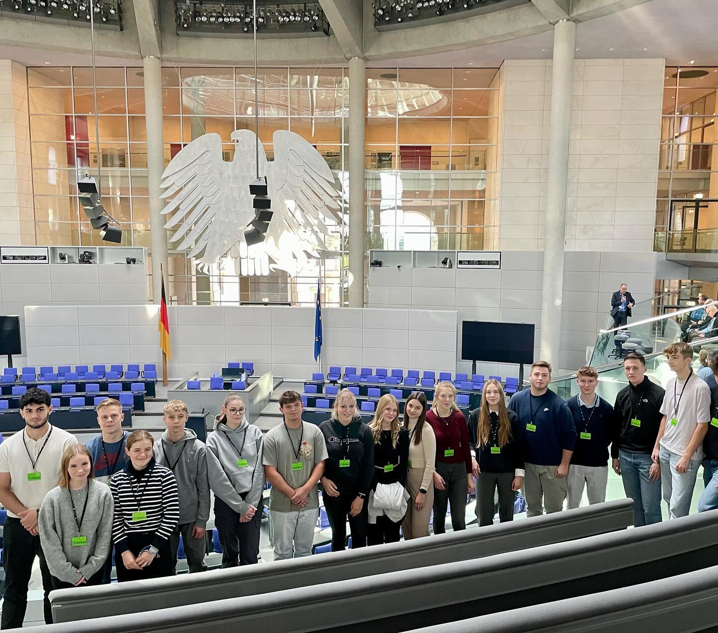 Der Politikkurs 12 zu Gast im @bundestag bei unserer Bundestagsabgeordneten @wiebkepapenbrock. Nach einem spannenden Vor