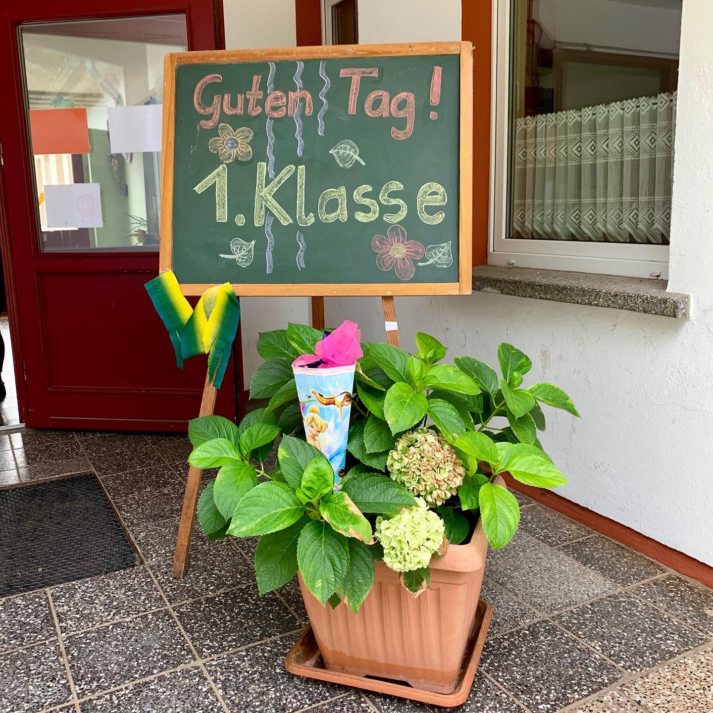 Herzlich Willkommen! Heute wurden unsere neuen Erstklässler eingeschult. Wir wünschen euch einen guten Start in euer Sch