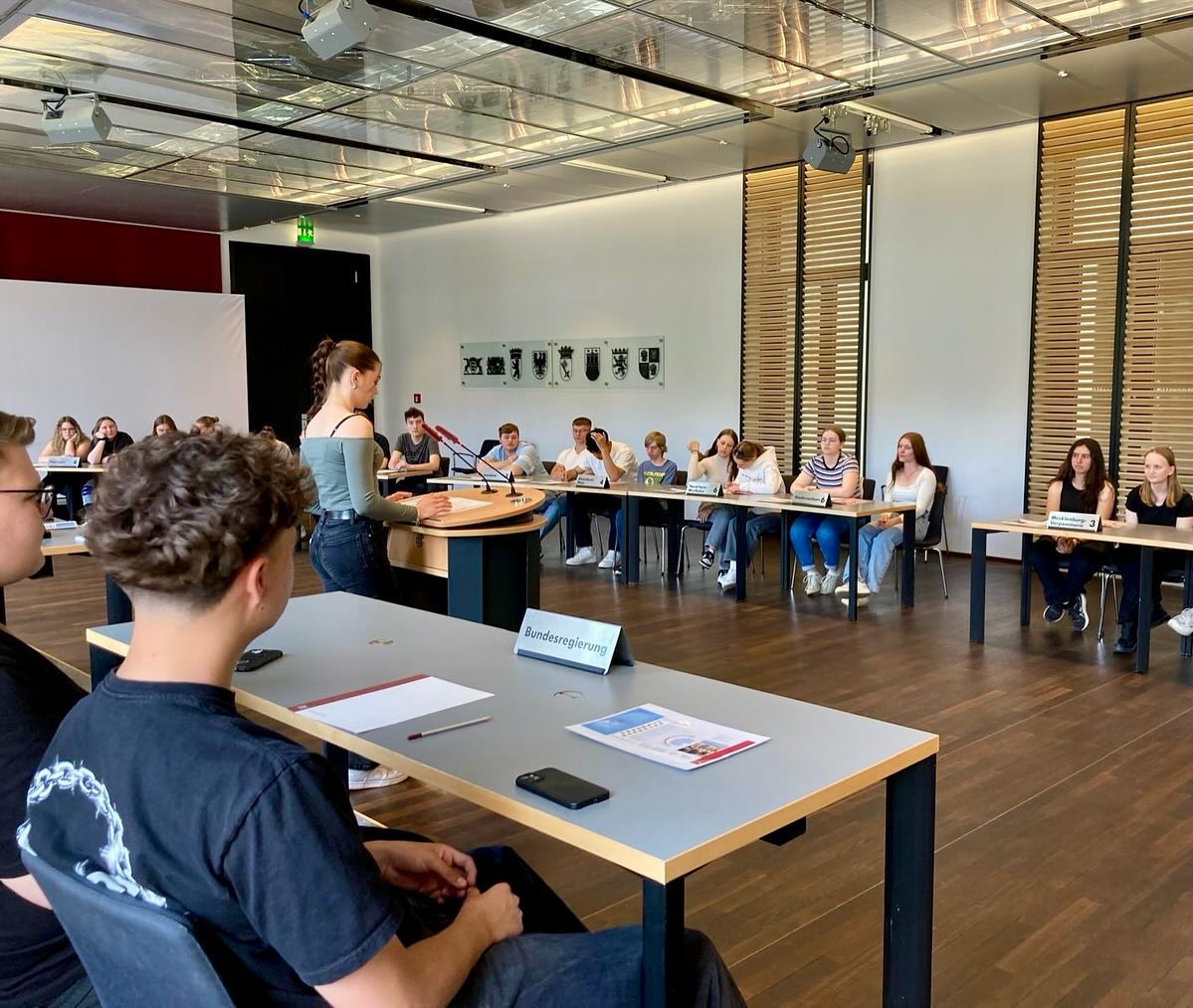 Die 11. Klassen waren heute im @bundesrat und konnten an einem Rollenspiel zum Thema „Autofahren ab 16“ teilnehmen. Dana