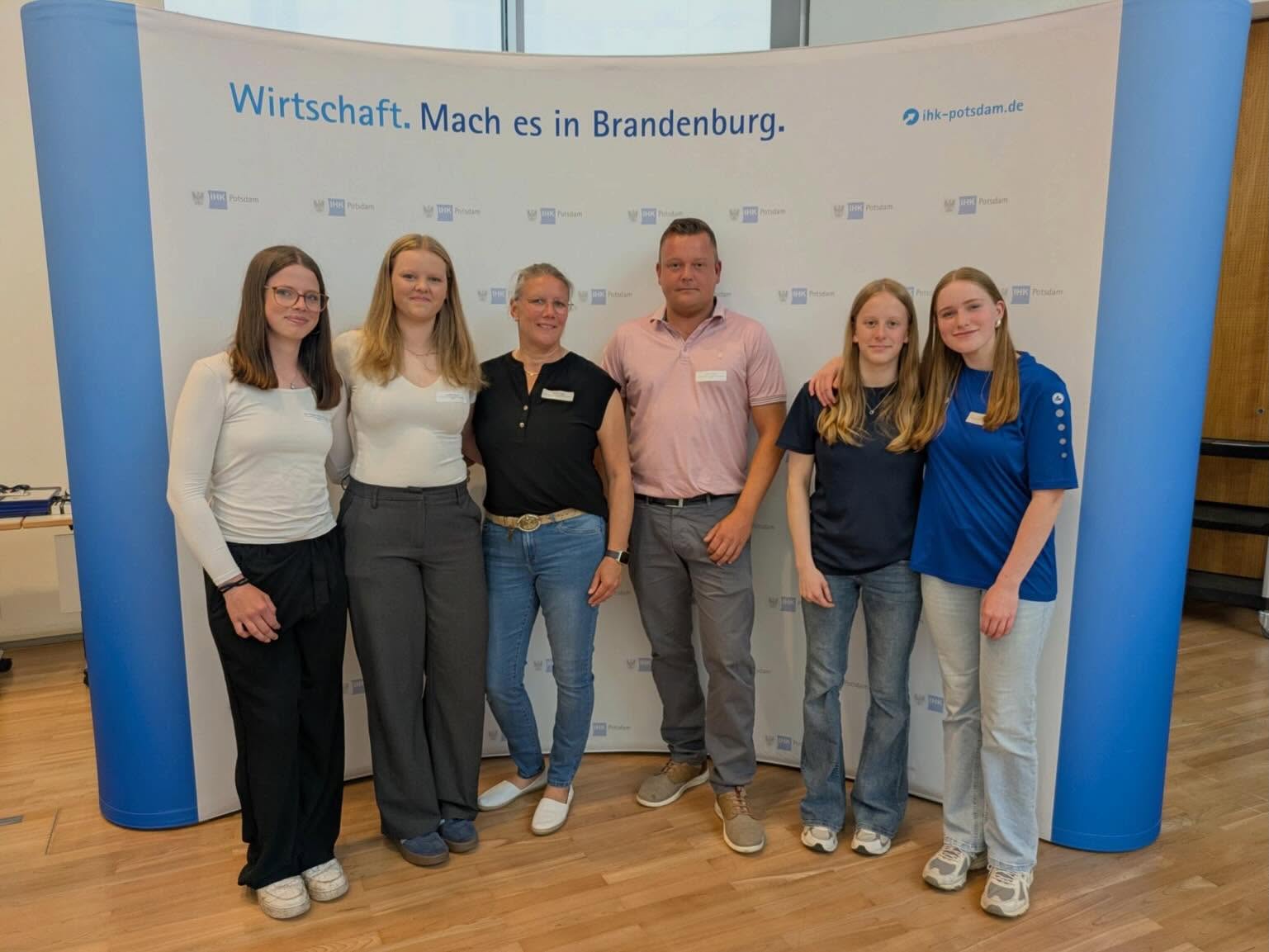 🏆🎉 Doppelerfolg beim IHK-Schülerwettbewerb #nachgefragt 🎉🏆

Zur Auszeichnungsveranstaltung der IHK Potsdam wurden heute 