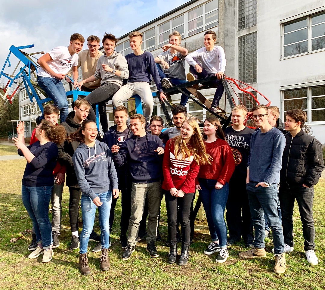 Fröhlicher Politik-Leistungskurs. Das schöne Foto entstand im Rahmen der Bewerbung für das FAZ-Projekt „Jugend und Wirts