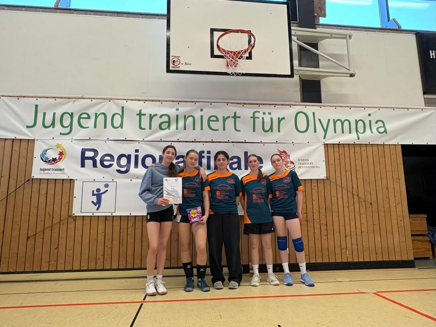 🏐 Regionalfinale Gransee – U16 weiblich 🏐

Manchmal sagt ein Platz auf dem Papier nur wenig darüber aus, was wirklich ge