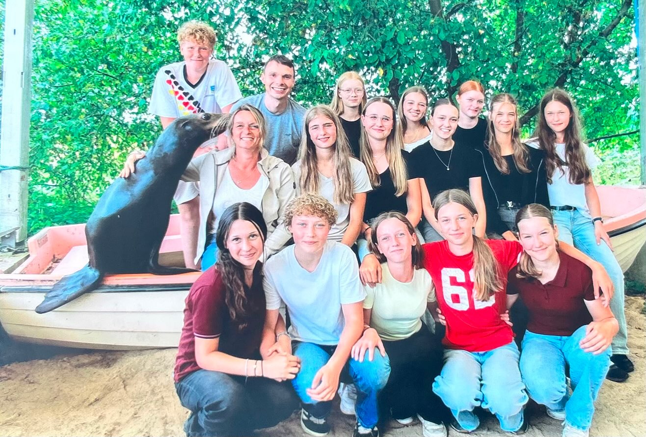🐘 Wandertag voller tierischer Begegnungen! 🫏❤️

Ein erlebnisreicher Wandertag führte die Klasse 8c zum Elefantenhof nach