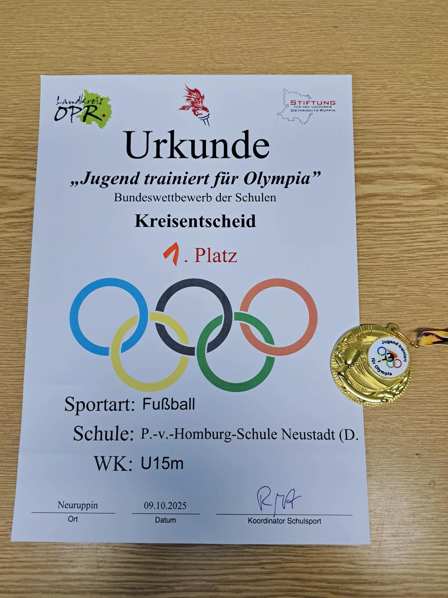 🏆 1. Platz beim Kreisentscheid! ⚽🎉

Unsere U15-Jungs haben beim Wettbewerb „Jugend trainiert für Olympia“ im Fußball gro