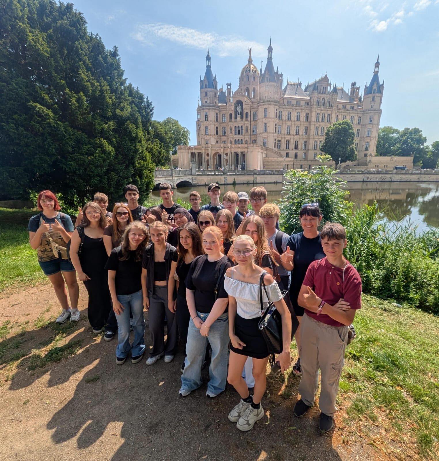 ☀️ Unterwegs in der Landeshauptstadt Mecklenburg-Vorpommerns! 🏰🦁

Die Klasse 8a verbringt heute einen spannenden Wandert