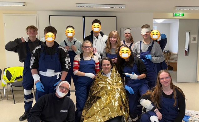 Gestern im WP2-Kurs Feuerwehr: Was tue ich, wenn …? 🚒

Im Rahmen des Projekts Feuerwehr macht Schule werden Schülerinnen