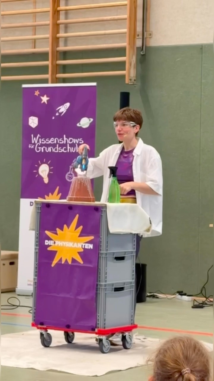 ⚡️🧪 Physik zum Staunen! 🧪⚡️

Ein ganz besonderes Highlight erwartete unsere Schülerinnen und Schüler zum Schuljahresabsc