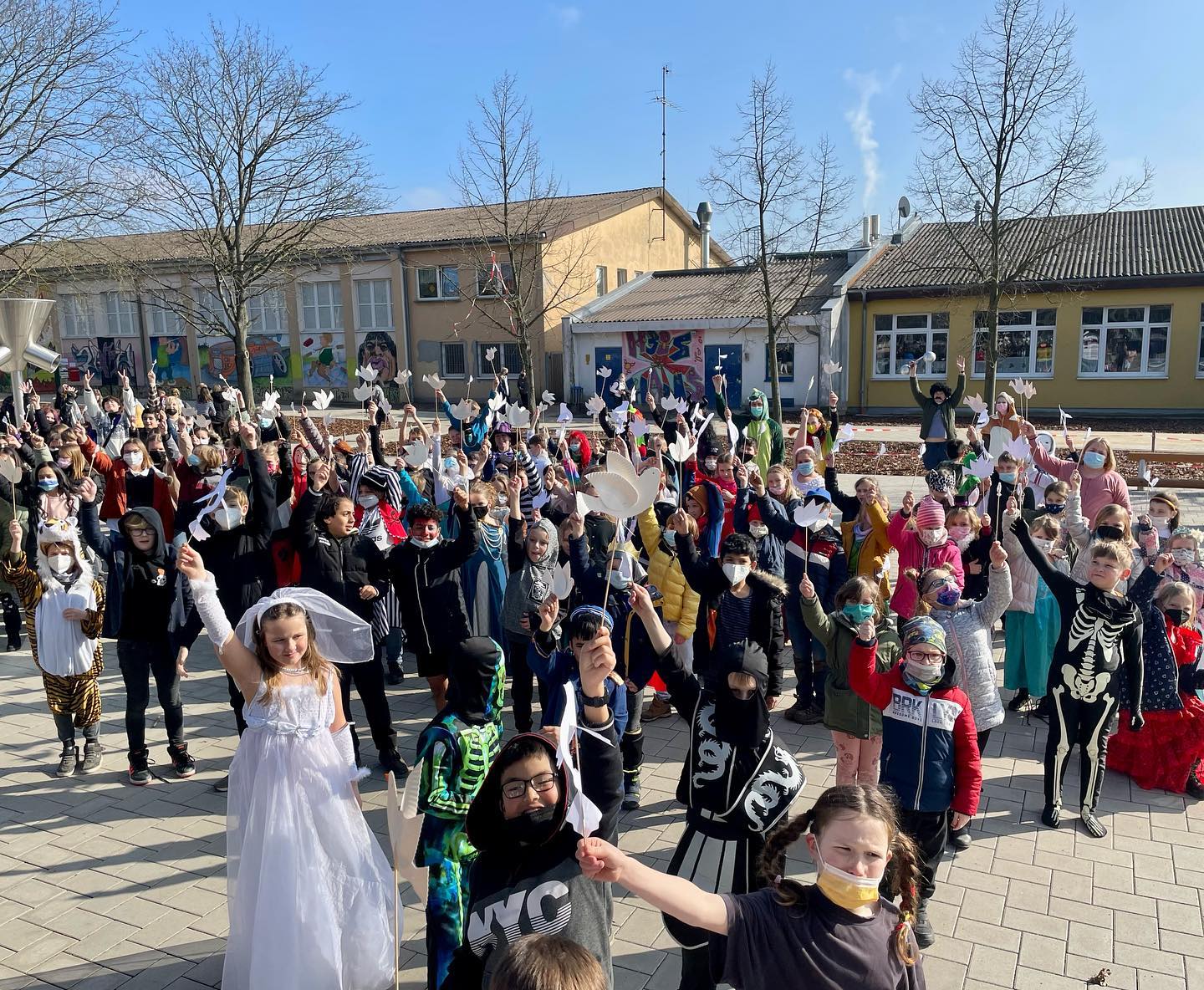 Extra für heute hat die Grundschule unzählige Friedenstauben gebastelt. Vielen Dank an alle Kolleginnen und Kollegen, di