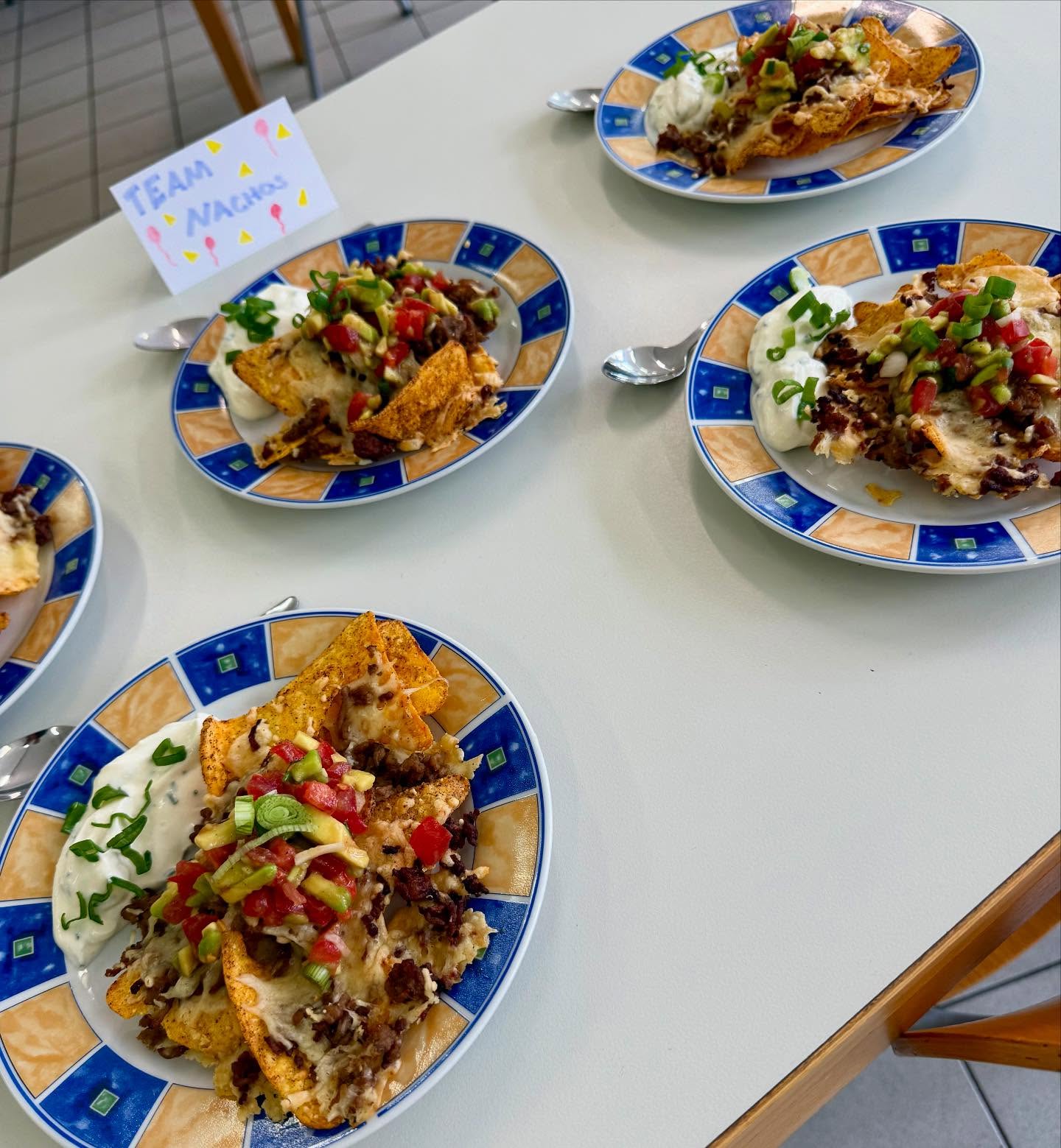 🍽️🔥 Küchenbattle der Extraklasse! 🔥🍽️  Heute wurde aus der 10b kurzerhand die 10-Bistro! 👨‍🍳 Im Kochunterricht bei Frau 